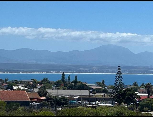 3 BEDROOM TOWNHOUSE FOR SALE IN MOSSEL BAY CENTRAL